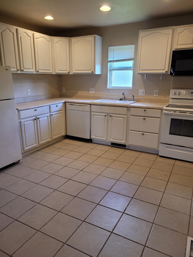2 Briarwood Rd in Carterville, IL - Building Photo - Building Photo