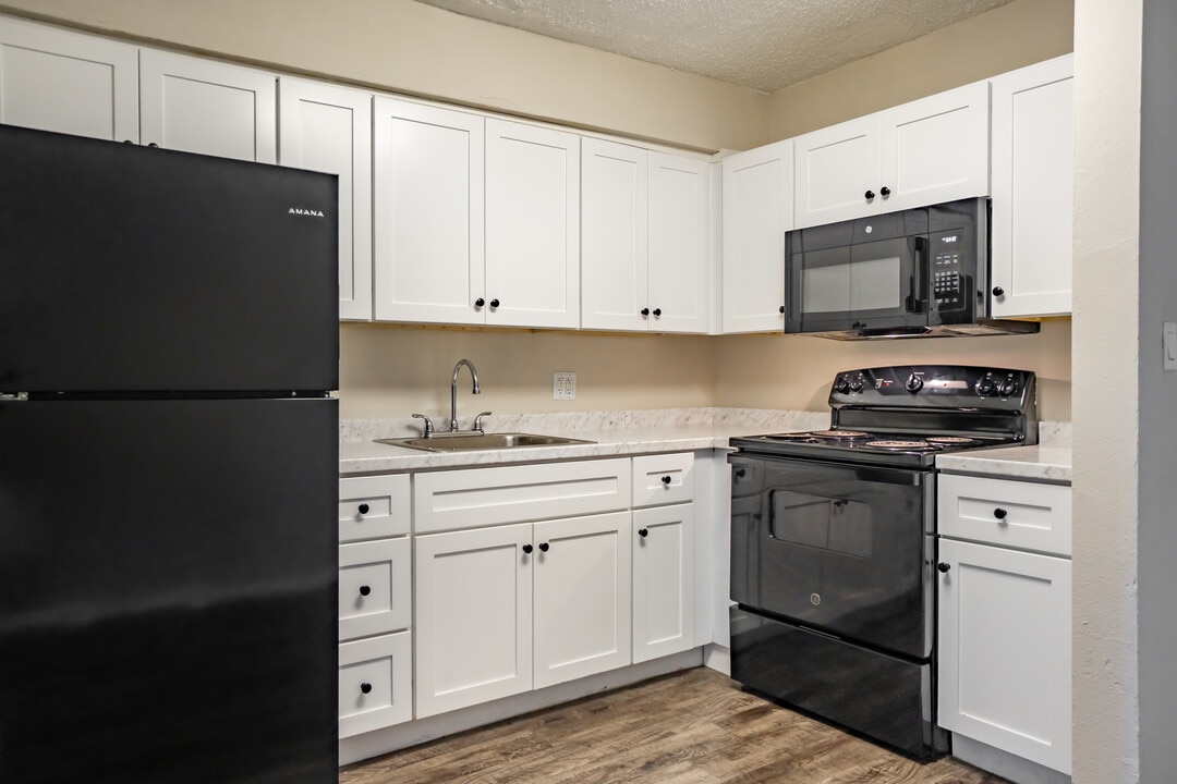 CasaDova in Kenneth City, FL - Building Photo