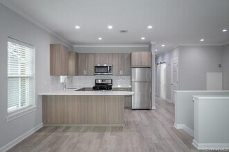 500 Sutton Ct in Deer Park, NY - Building Photo - Building Photo