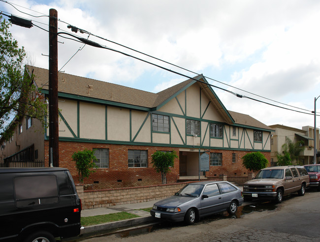 21817 Lanark St in Canoga Park, CA - Foto de edificio - Building Photo