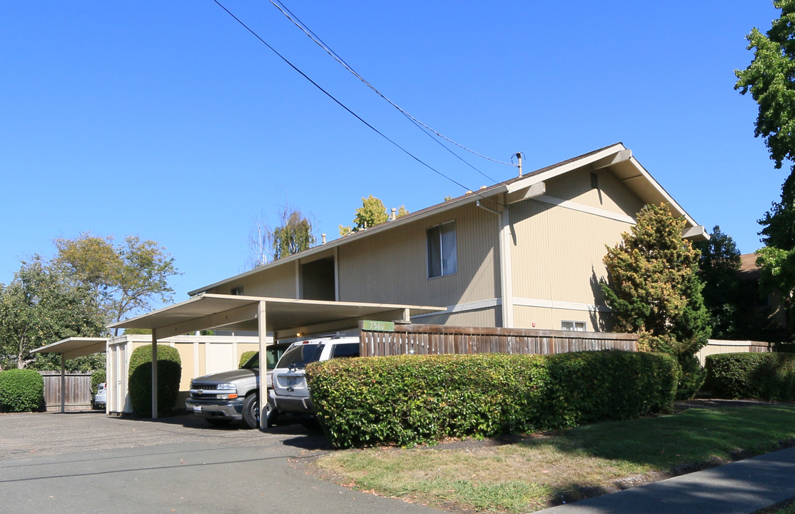 7560 Bridgit Dr in Rohnert Park, CA - Foto de edificio