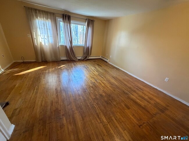 11 Camelot Dr in Bloomfield, CT - Building Photo - Building Photo