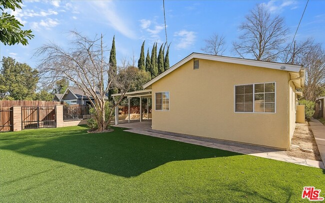 19148 Saticoy St in Los Angeles, CA - Foto de edificio - Building Photo