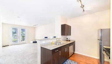 302 Gray St in Houston, TX - Building Photo - Building Photo