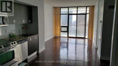 33 Charles St E in Toronto, ON - Building Photo - Building Photo