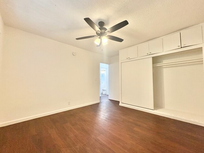 11604 Sylvan St in Los Angeles, CA - Foto de edificio - Building Photo