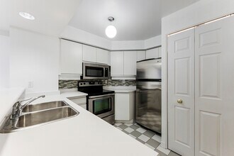 801-801 King St W in Toronto, ON - Building Photo - Building Photo