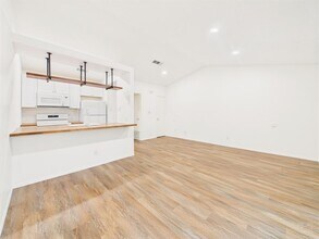 1305 Hollow Creek Dr in Austin, TX - Building Photo - Building Photo