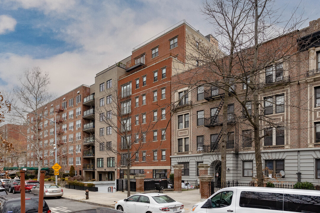 235 Ocean Pky in Brooklyn, NY - Foto de edificio