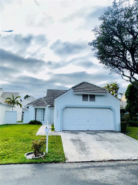 4732 NW 98 Pl in Doral, FL - Building Photo