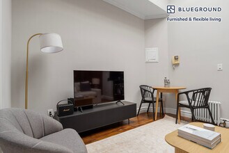 118 Christopher St in New York, NY - Building Photo - Building Photo