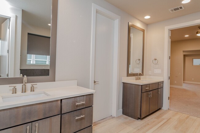 5825 Pinon Vista Dr in Austin, TX - Foto de edificio - Building Photo