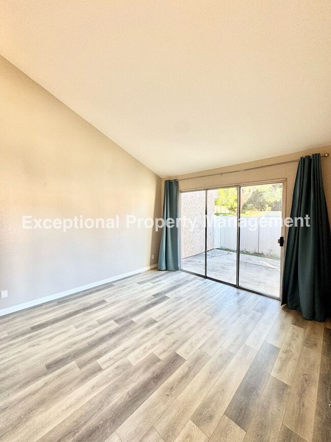 1638 English Pl in Corona, CA - Foto de edificio - Building Photo