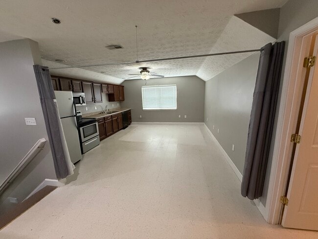 165 Main St, Unit unit 3 in Poca, WV - Foto de edificio - Building Photo