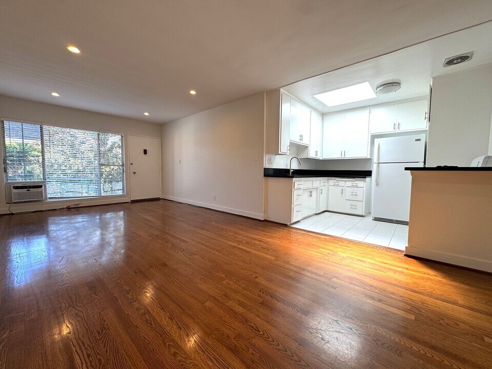 1155 N Curson Ave in West Hollywood, CA - Building Photo