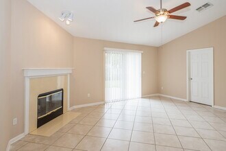 8137 Leafcrest Dr in Jacksonville, FL - Building Photo - Building Photo