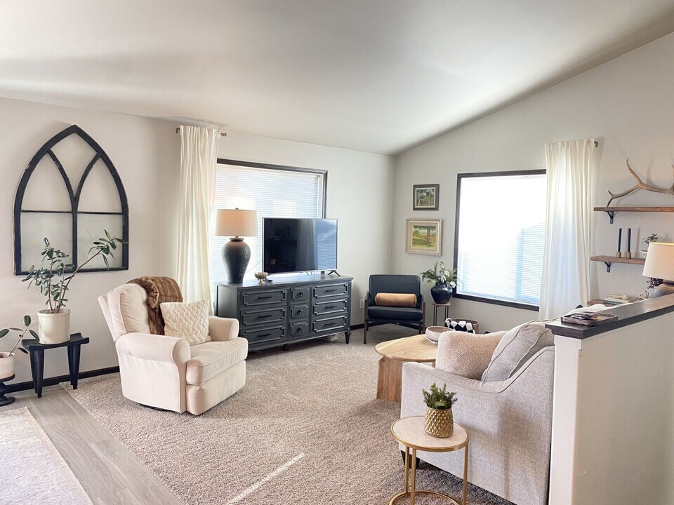 2719 Westwood St W in West Fargo, ND - Building Photo