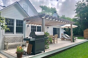 87 Bay Ave in Southampton, NY - Building Photo