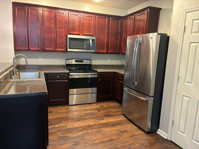 Room in Townhome on Stone Gate Way in East Point, GA - Foto de edificio - Building Photo