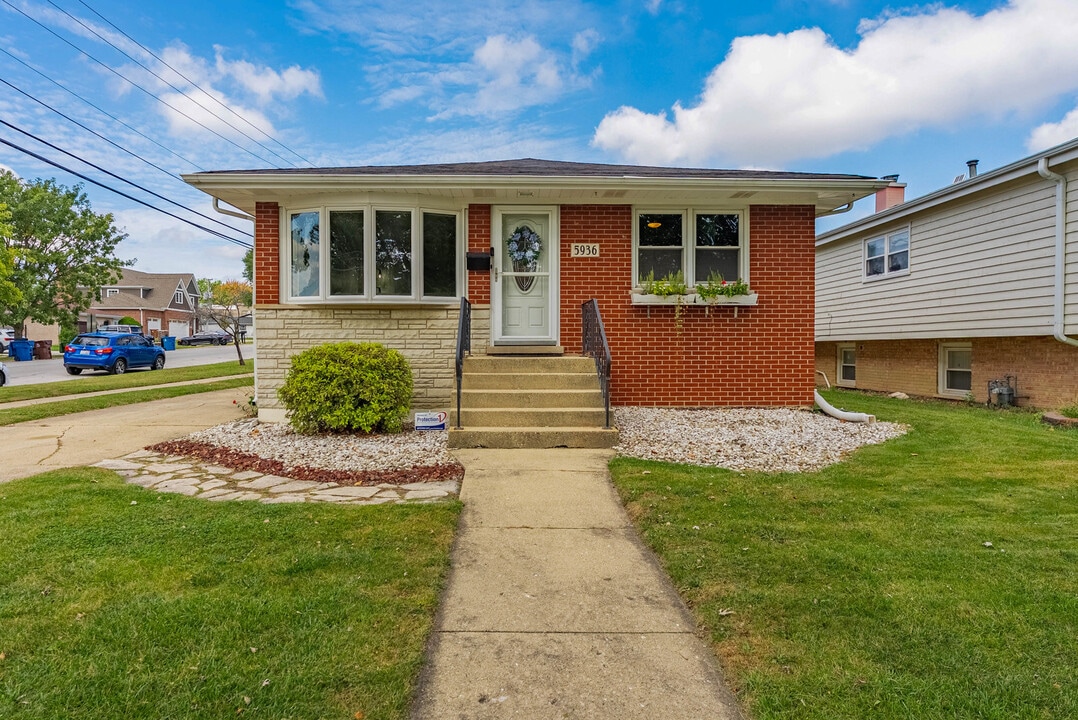 5936 W 97th St in Oak Lawn, IL - Building Photo
