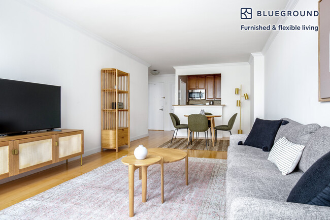 60 W 66th St, Unit FL16-ID459 in New York, NY - Building Photo - Building Photo