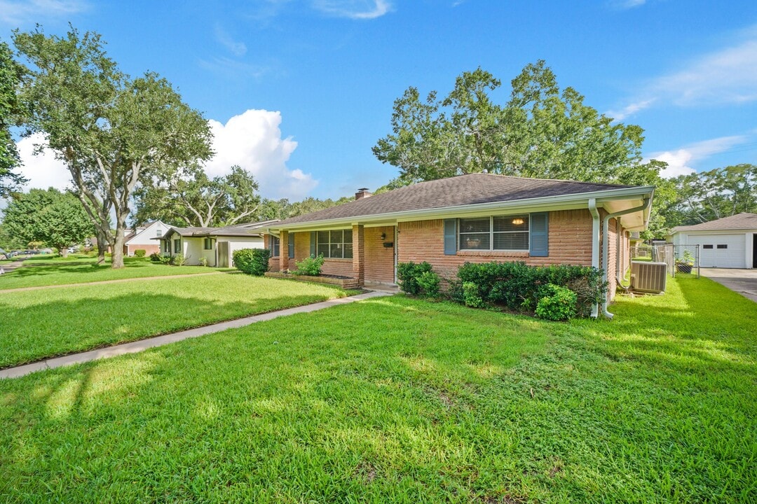 5810 Wigton Dr in Houston, TX - Building Photo