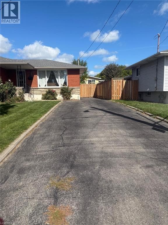 4 Hart Pl in Hamilton, ON - Building Photo - Building Photo
