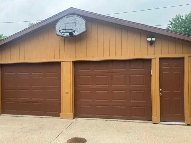 2413 E 18th St in Sioux Falls, SD - Building Photo - Building Photo