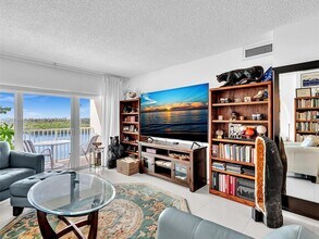 300 Bayview Dr in Sunny Isles Beach, FL - Building Photo - Building Photo