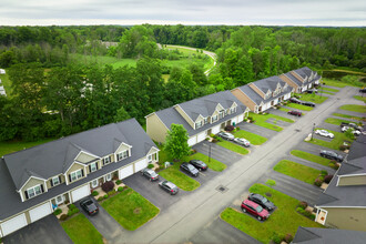 Collett Woods Townhouses in Farmington, NY - Foto de edificio - Building Photo