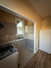 860 Mineral Spring Ave, Unit 1st floor in Pawtucket, RI - Foto de edificio - Building Photo