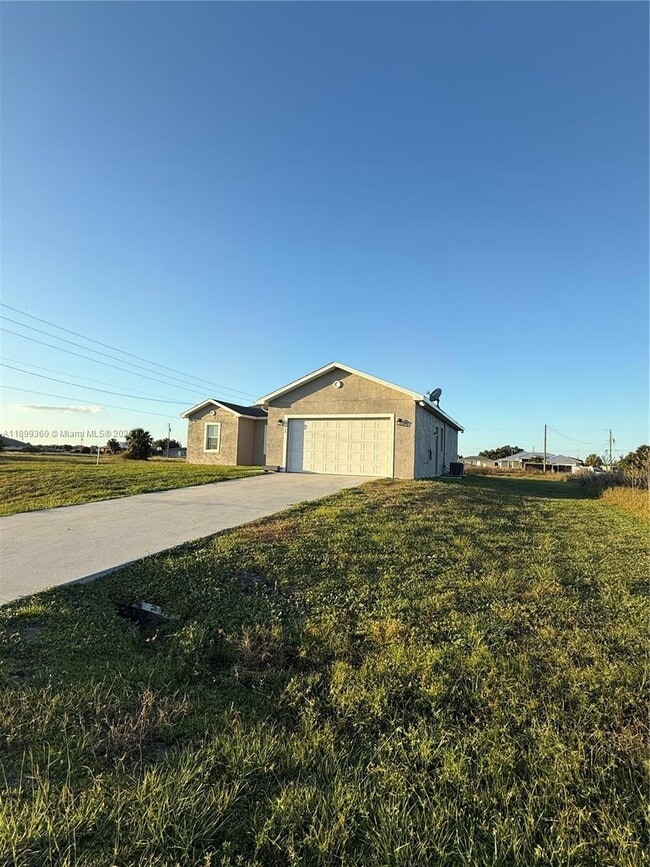 1025 Jupiter Lp in La Belle, FL - Building Photo - Building Photo