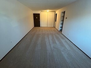 321 SE 1st Ave in Lonsdale, MN - Foto de edificio - Building Photo