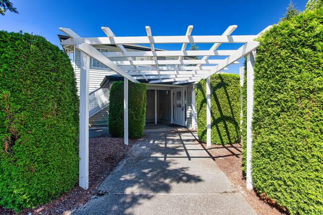 Fountain Lake Townhomes in Auburn, WA - Building Photo - Building Photo