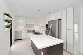 16930 NW 54th Ave in Miami Gardens, FL - Foto de edificio - Building Photo