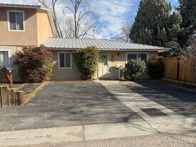 501 Circulo Floretta NW in Albuquerque, NM - Building Photo