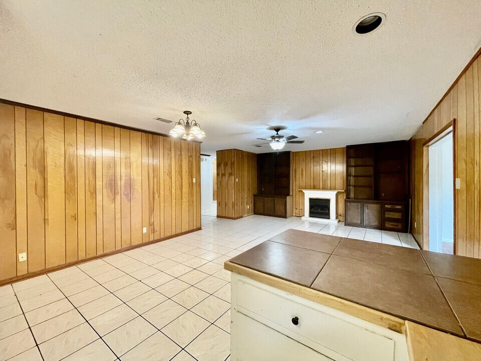 1307 Redbud Trail in Lockhart, TX - Foto de edificio