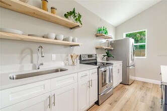 5802 N Suwanee Ave in Tampa, FL - Building Photo - Building Photo