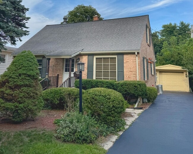 201 Washington Rd in Lake Forest, IL - Building Photo - Building Photo