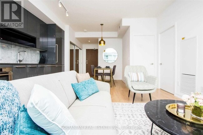 115 McMahon Dr in Toronto, ON - Building Photo - Building Photo