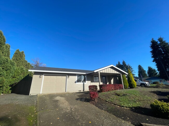 252 NW Lalack Pl in Dallas, OR - Foto de edificio - Building Photo