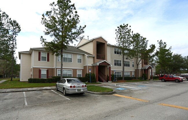 Heritage Pines in Tampa, FL - Building Photo - Building Photo