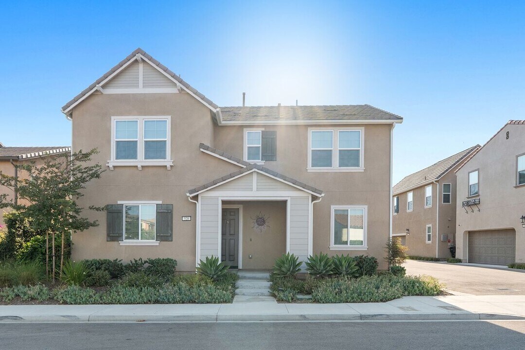 528 Tibbetts St in Santa Paula, CA - Building Photo
