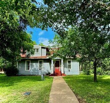 423 S Main St in Lockhart, TX - Building Photo
