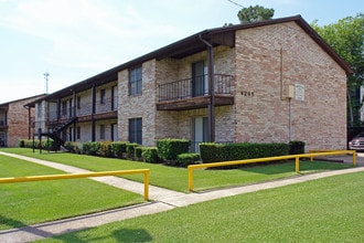 4245-4265 Crow Rd in Beaumont, TX - Building Photo - Building Photo