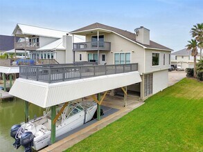 301 Commander Dr in Tiki Island, TX - Building Photo - Building Photo