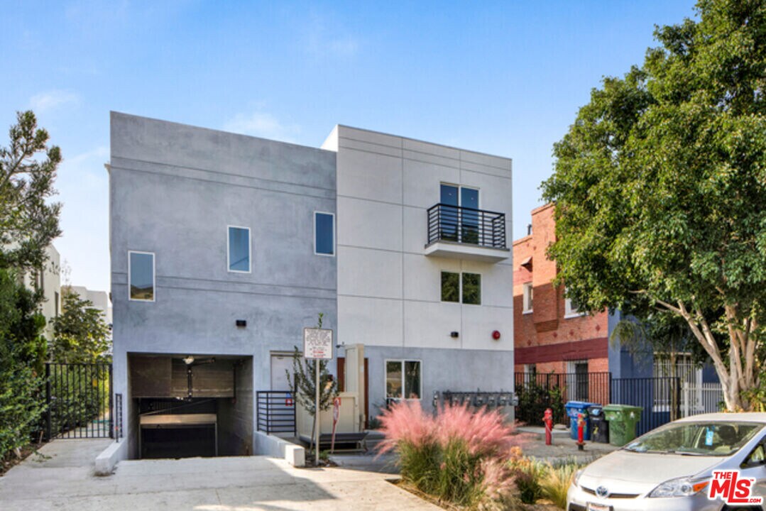 6032 Romaine St in Los Angeles, CA - Building Photo
