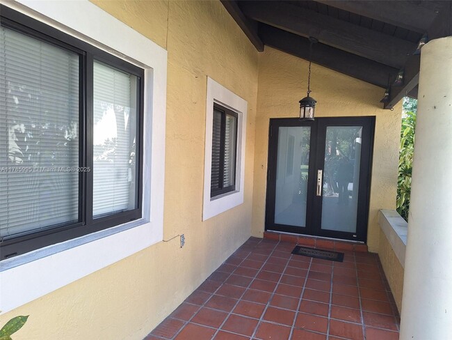3950 Adra Ave in Doral, FL - Building Photo - Building Photo