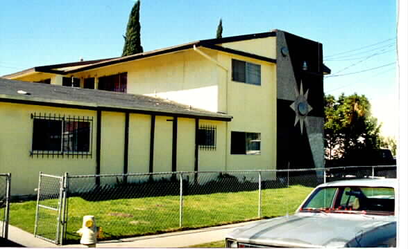 12437 Harris Ave in Lynwood, CA - Foto de edificio