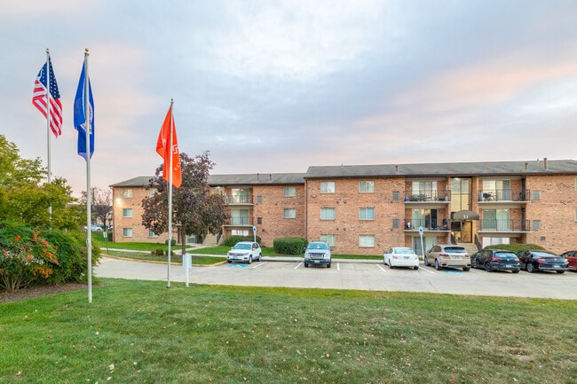 The Manor/The Manor East Apartments in Leesburg, VA - Foto de edificio - Building Photo